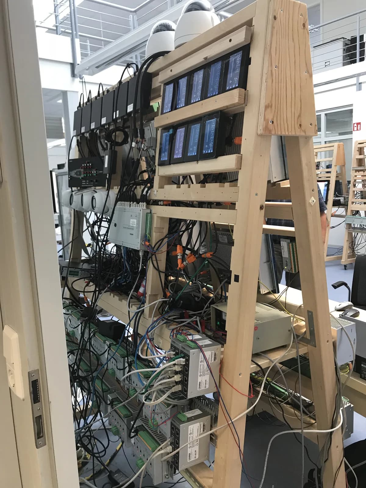 Marine automation equipment connected on an integration test bench